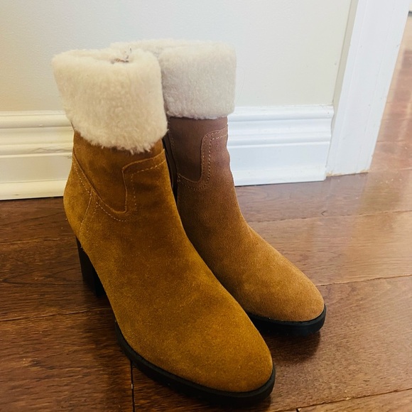 Blondo Shoes - Blonde 7.5 Women's Tan Suede Ankle Boots with Cream Fur Lining like new!